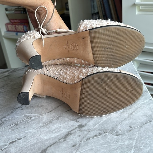 EUC Chanel Cream Tweed d’orsay 3.5” heel 2021 logo on leather toe z37 - Picture 6 of 8